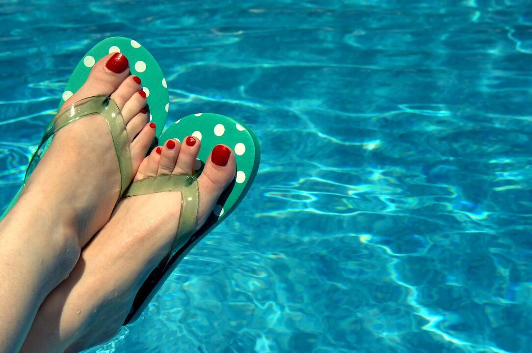 schoenen dragen in het zwembad om schimmel te voorkomen