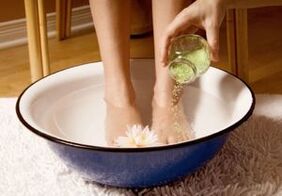 Voor mensen met teennagelschimmel is het handig om te baden met azijn en zout. 