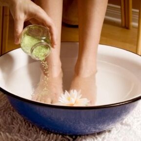 Tijdens de behandeling van schimmels moet u uw voeten regelmatig wassen. 